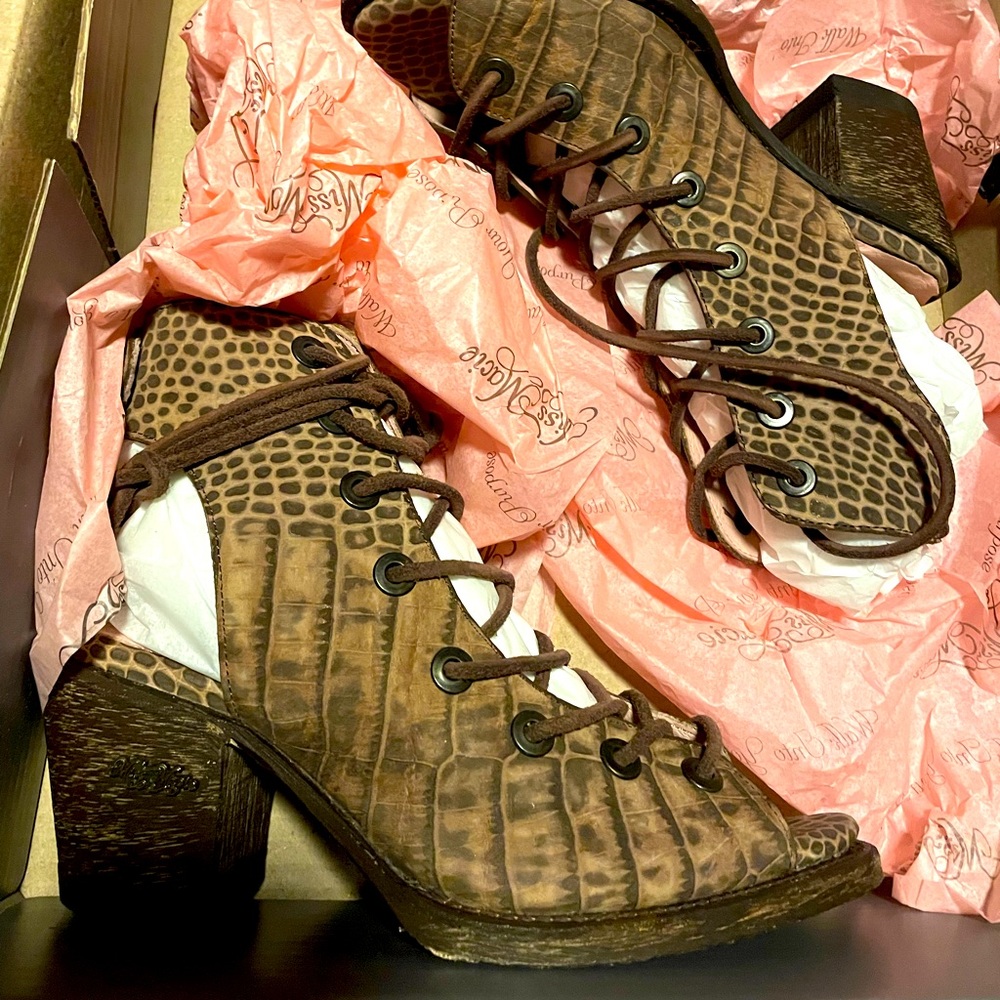 Womens real leather ankle booties size 6 by Miss Macie